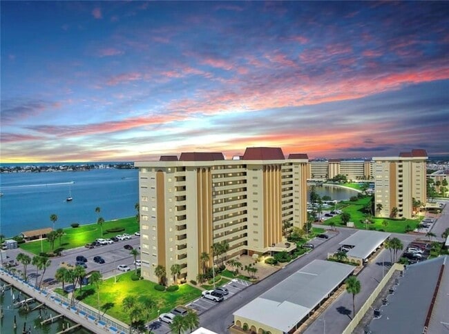 Building Photo - 4550 Cove Cir Unit 1205