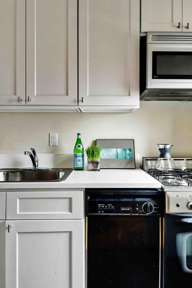 Photo - 331 E 9th St Unit ID1358389P