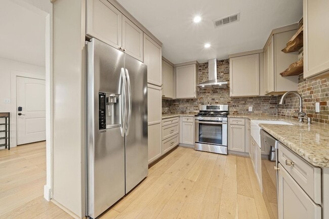 Photo - 912 Mansell Ave