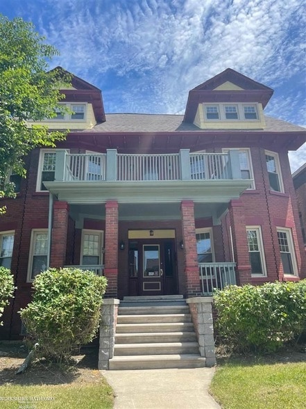 Building Photo - 3930 Trumbull Unit 1