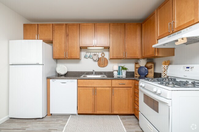 2BR, 1BA - 1,066SF - Kitchen - Salem Harbour