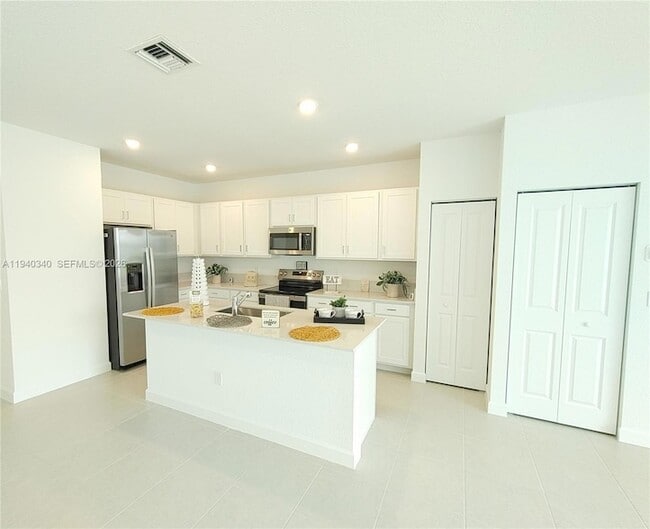 Photo - 400 SE Crossoak Ln