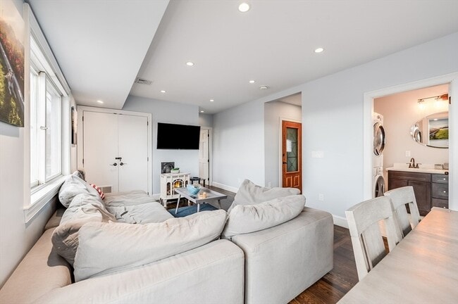 Photo - 17 Silva Ct Unit 3