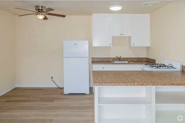 1BR, 1BA - 460SF - Kitchen / Dining Room - Coralaire Apartments