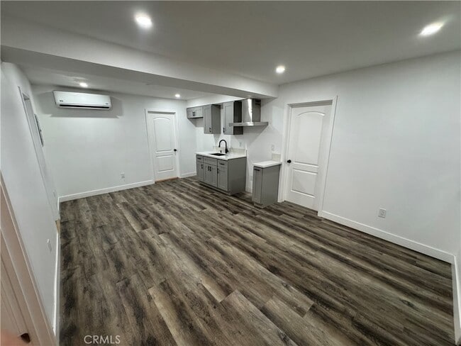 Photo - 2566 Broadway