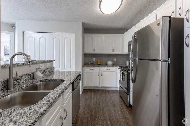 2BR, 2BA - 1,142SF - Kitchen - ReNew Town Center