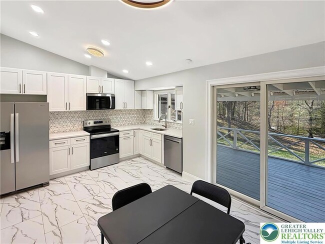 Photo - 308 Hemlock Ln