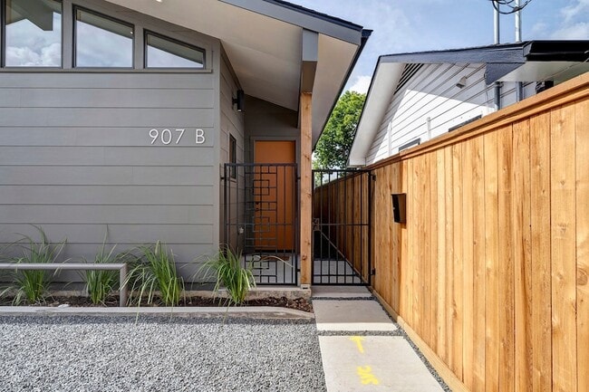 Photo - 907 Kern St Unit B