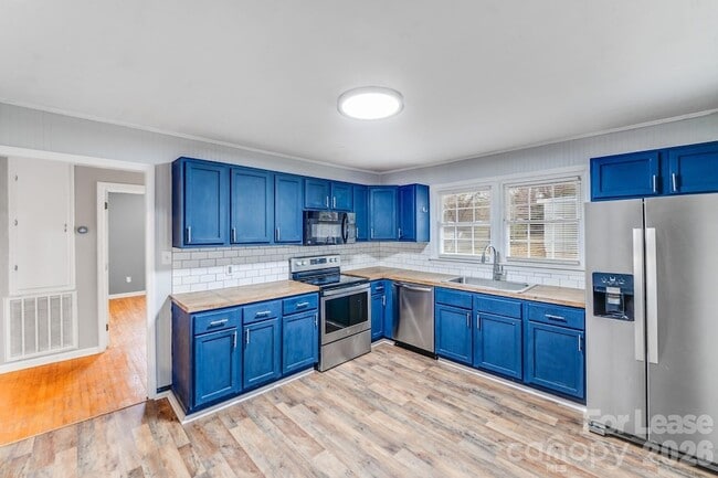 Photo - 909 Marion St