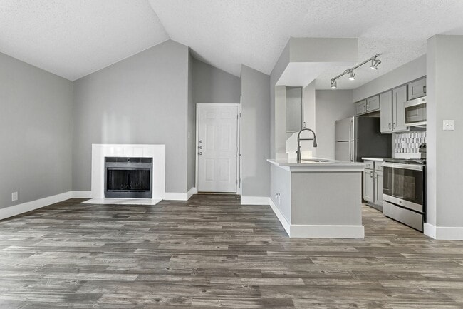 Building Photo - Renata on Fredericksburg