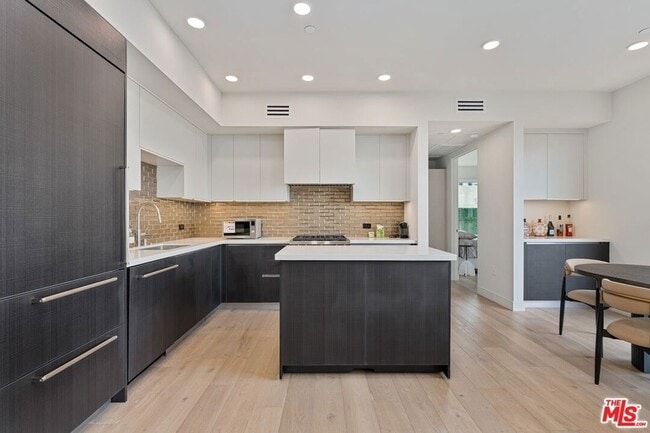 Photo - 505 S Barrington Ave