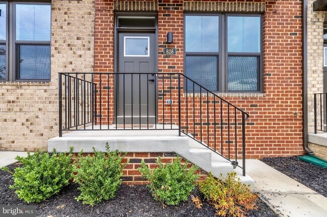 Photo - 828 Watts St