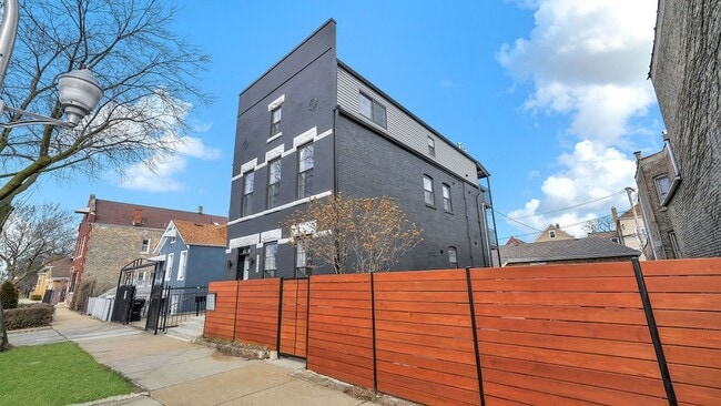 Building Photo - 2704 W 24th Pl Unit G