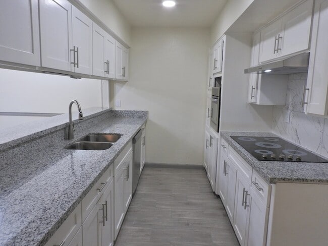 Building Photo - 408 E Coombs St Unit 2