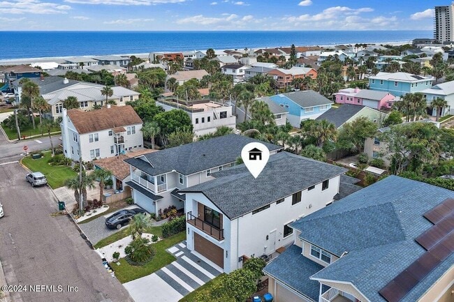 Photo - 207 Lora St