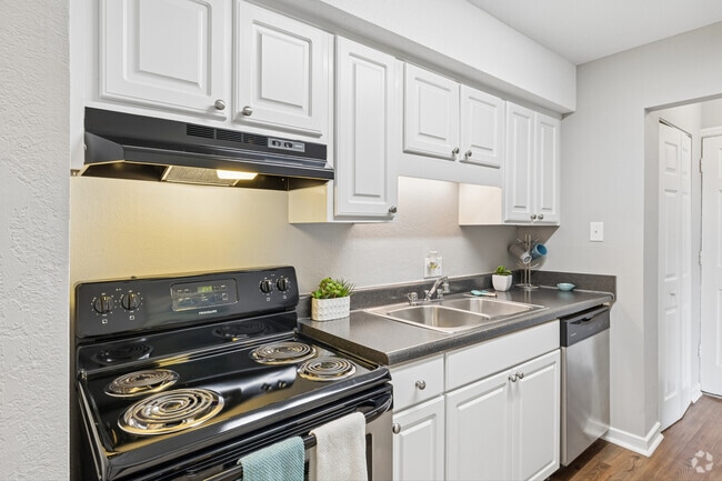 Duke 2BR, 1.5BA - 950SF - Kitchen - Chapel Tower - Students save up to 10%!