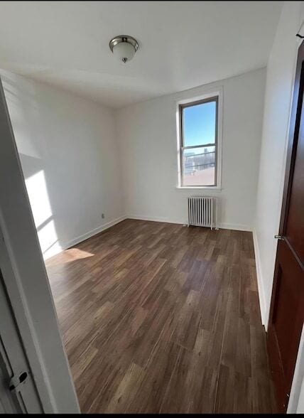 Photo - 113 3rd St W