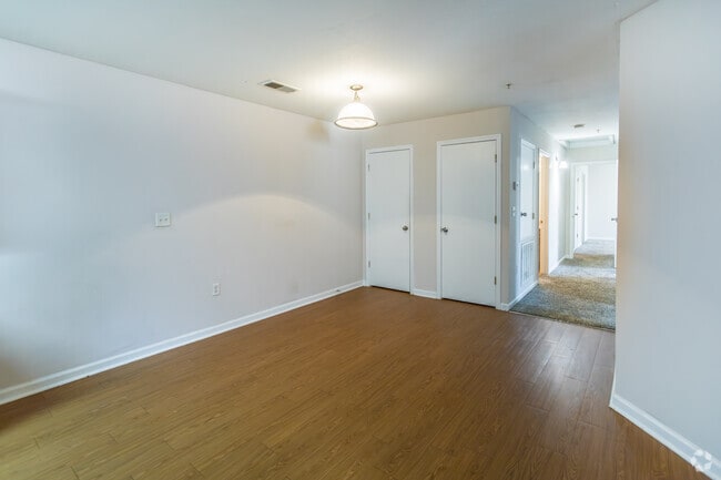 3BR, 2BA - 1,260SF - Dining Room - Franklin Square