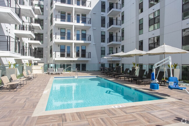 Pool - Archer Hollywood