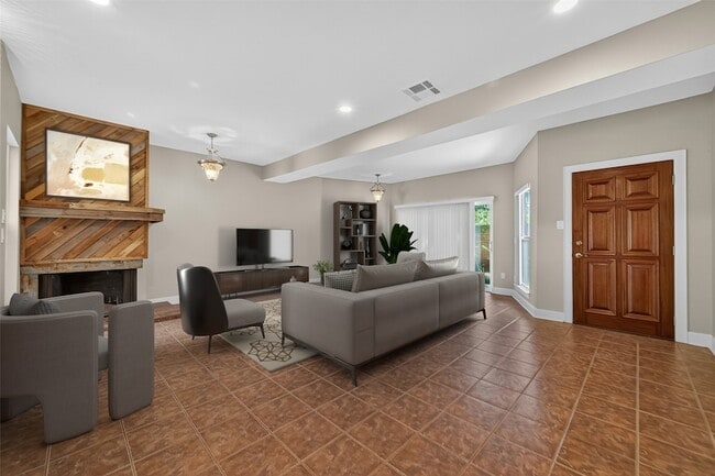 Building Photo - 12625 Memorial Dr Unit 17