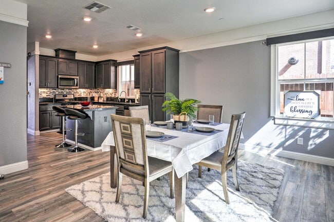 Photo - 761 Ashwick Loop Unit SI FL1-ID1545883P