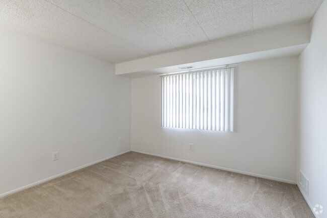 1BR, 1BA - 700SF - Riverside Village Apartments