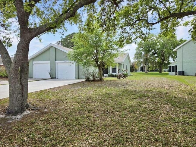 Building Photo - 1480 SE Rivergreen Cir
