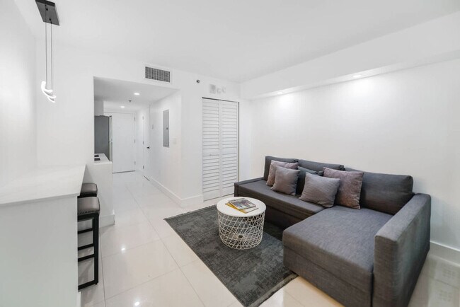 Photo - 1 SE 12th St Unit SI FL21-ID1022205P