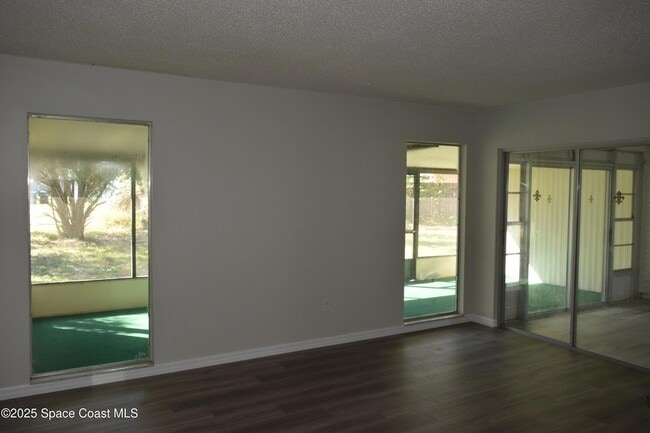 Photo - 2696 Yalta St NE