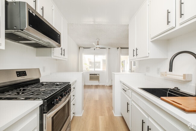 Interior Photo - 10844 Rose Ave