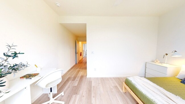 Photo - Private Room with Walk-In Closet – Utilities & WiFi Included