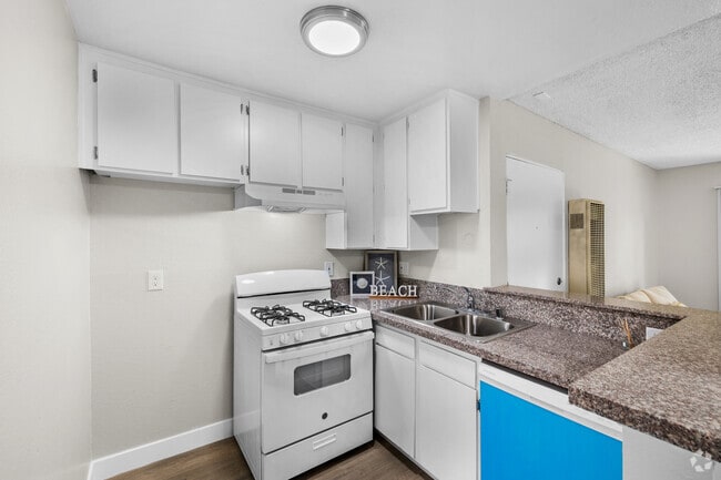 1BR, 1BA - 600SF - Kitchen - Collins Condominiums