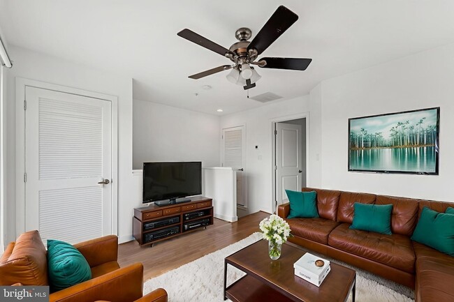 Photo - 4410 Longfellow St