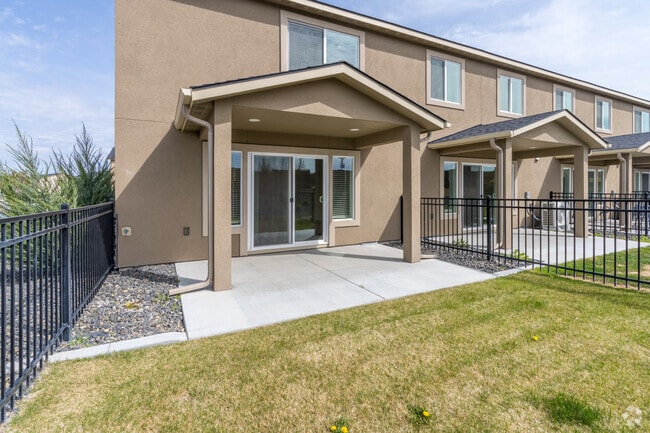3BR, 2.5BA - 1,227SF - Patio - West Vine Townhomes