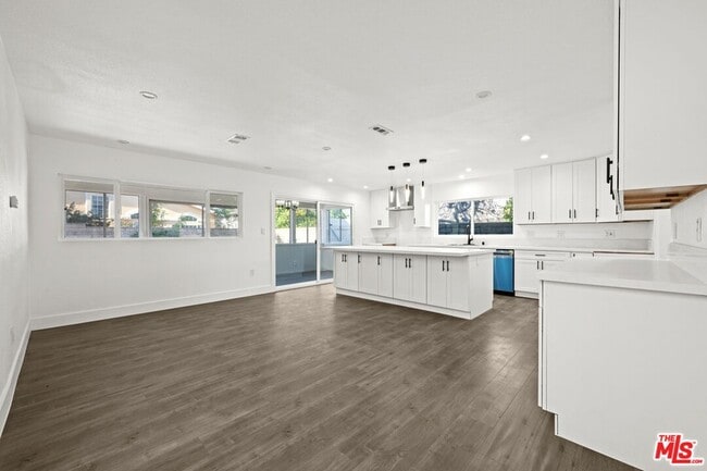 Photo - 6257 Lindley Ave