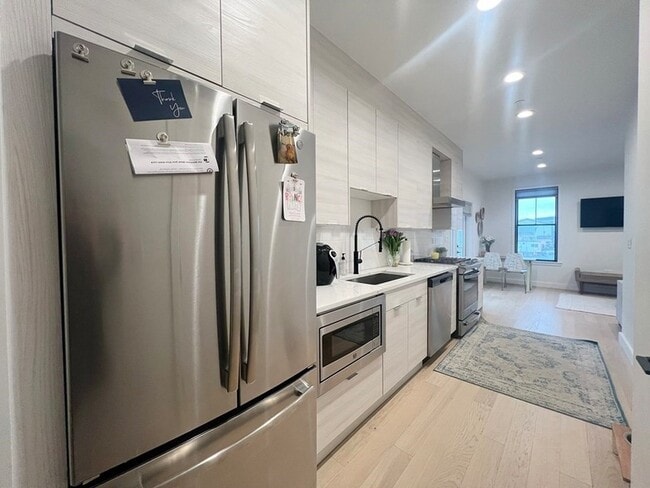 Building Photo - 360 Meridian St Unit 3