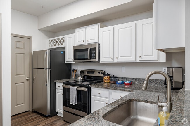 2BR, 2BA - 1,185SF - Kitchen - Monroe Place Apartments
