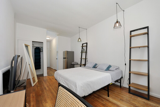 Building Photo - 374 W 35th St Unit ID1323932P