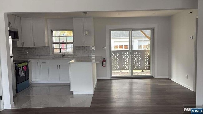 Building Photo - 671 Midland Ave Unit 5A