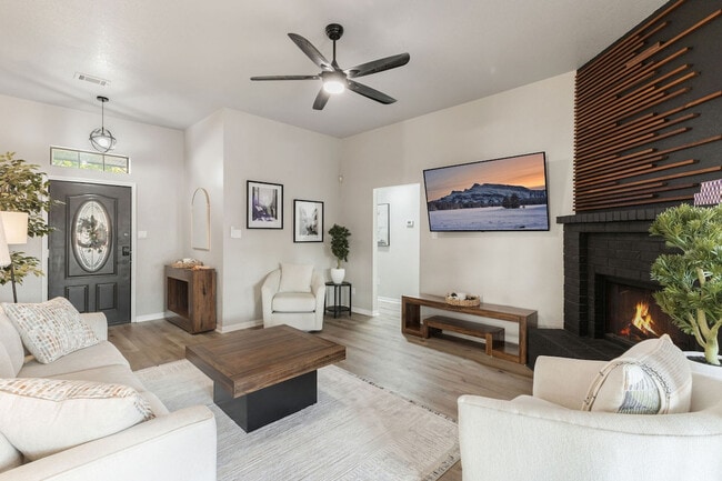 Building Photo - 506 James Loop Unit SI ID1630306P