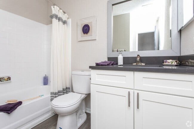 2BR, 2BA - 1072SF - The Clarion Apartments