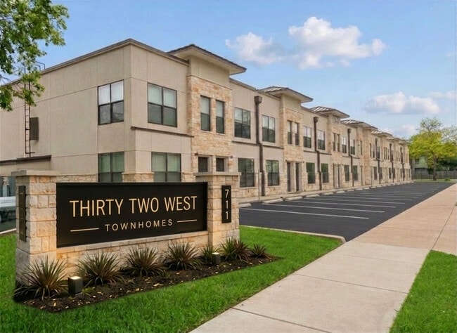 Building Photo - Thirty Two West