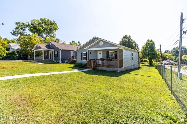 Photo - 524 Midlake Dr NE