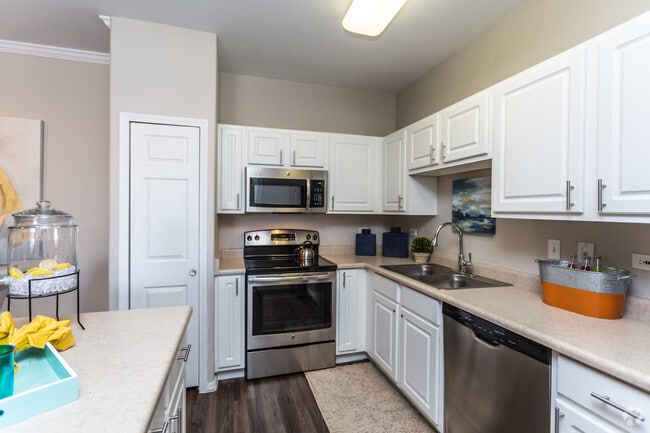 2BR, 2BA - Ruby - The Viridian