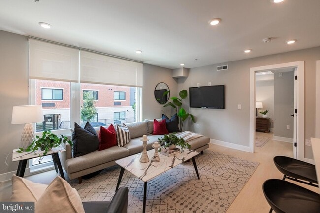 Building Photo - 6604 Ridge Ave Unit 203