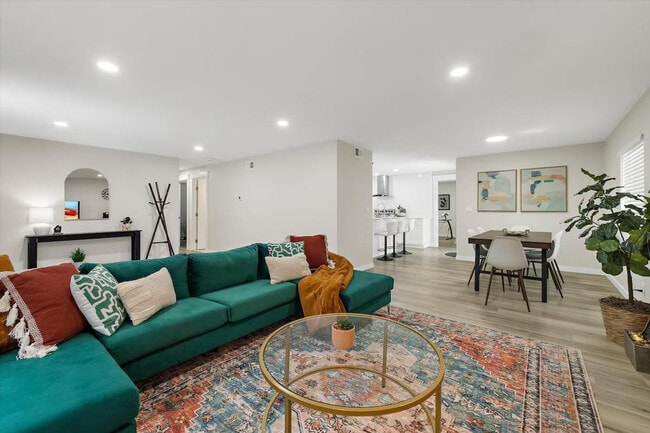 Building Photo - 2410 W Bruneau Pl Unit ID1310551P