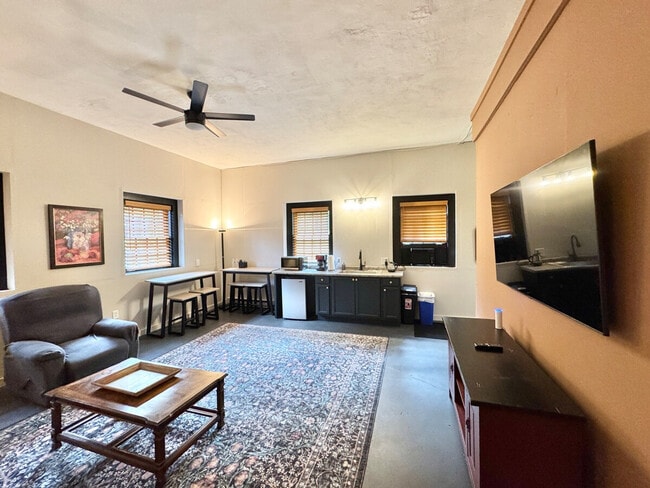 Building Photo - 2632 Wellington Rd Unit ID1057677P