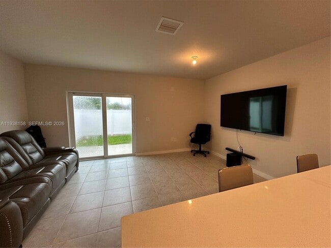 Photo - 389 NW 10th St