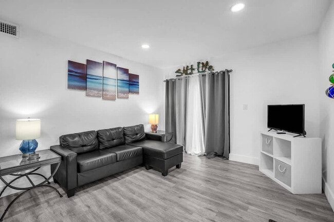 Building Photo - 653 SW 2nd St Unit SI ID1574014P