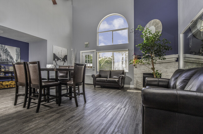 Building Photo - Mountain Shadows